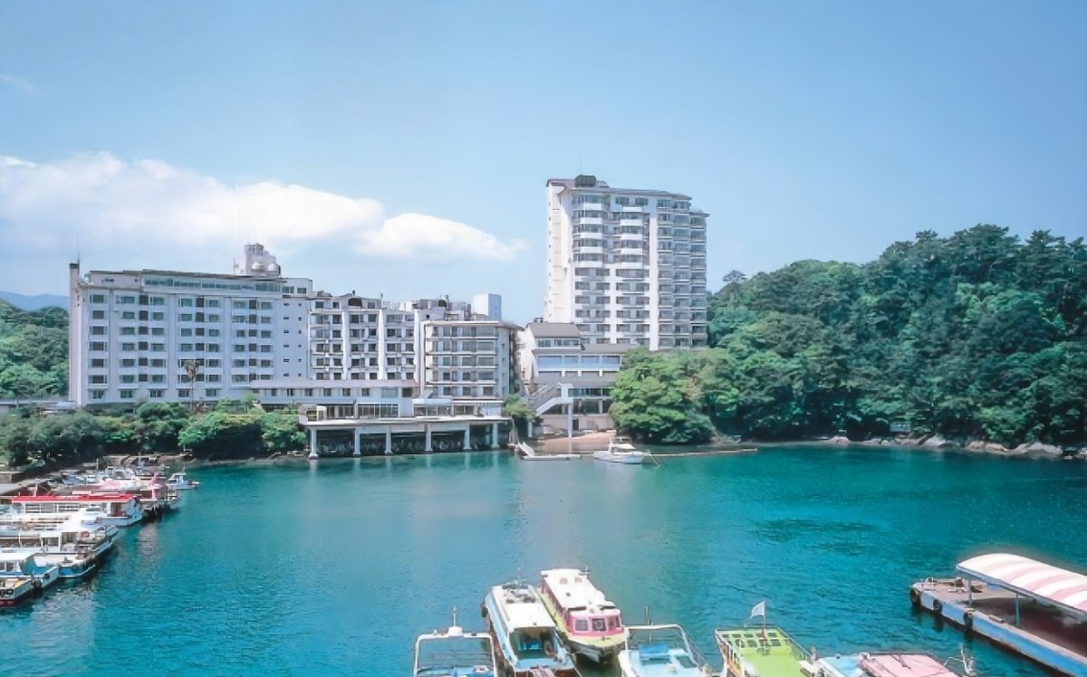 exetimeofficial's tweet photo. 今日の温泉地クイズ♨️
この温泉地はどこでしょう？

① 鳥羽温泉（三重県）
② 南紀白浜温泉（和歌山県）
③ 熱海温泉（静岡県）
④ 指宿温泉（鹿児島県）

コメントで番号を教えてください✨
「行ったことある！」という方もぜひコメントしてください😊

ヒントはリプライに👇 https://t.co/q02CA8i0c1