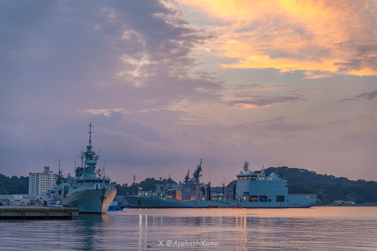 AyakashiKamo's tweet photo. 良い空と共に撮れた出港前日のカナダ海軍

仲良くなったクルーの方が日本は飯美味かった！と仰ってたので、何が一番好きか聞いてみたら「カレーマジで美味い！」とのこと😆🍽️
カナダは寒そうな印象あるので身体が芯から温まるカレーは確かにウケが良さそうです。

#RoyalCanadianNavy
🇨🇦【#レジャイナ (HMCS Regina, FFH 334)】
🇨🇦【#オタワ (HMCS Ottawa, FFH FFH-341)】
🇨🇦【#アステリックス (MV Asterix)】2026/08/23📸