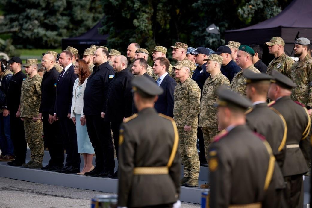 hochu_dodomu's tweet photo. Вчора під час святкування Дня прапора зʼявивс�� "окільцований" бреслетом НАБУ Андрій Єрмак, якого поставили у першому ряду..
 Ганьба https://t.co/Gx46p6Obtv