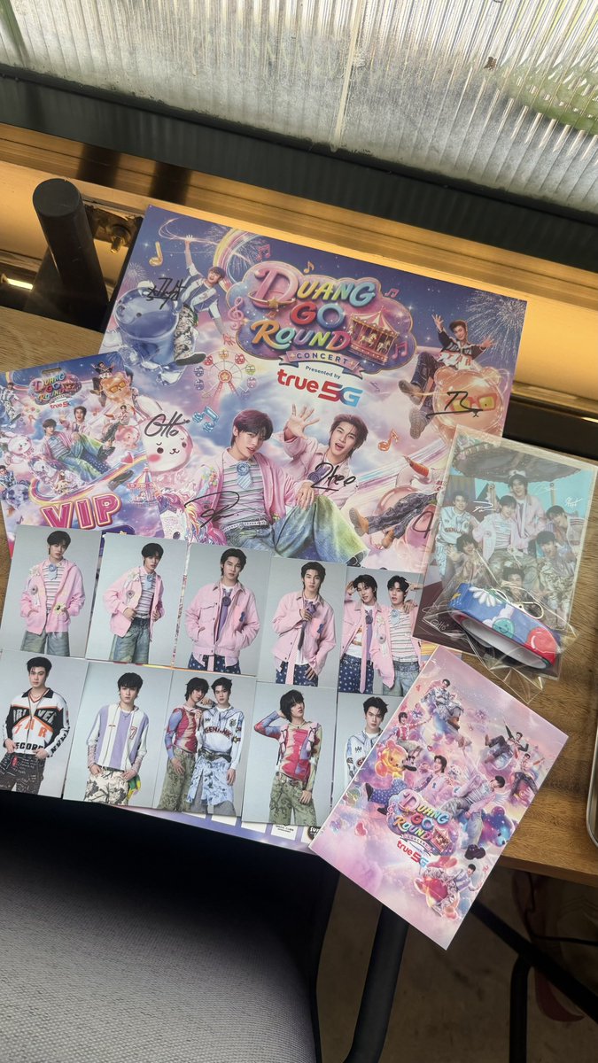 akwish7's tweet photo. WTS 
วันที่ 15 มี 2 ชุด  
วันที่ 16 มี 2 ชุด

Hand signed poster 500
Special boxset 800

#ด้วงจะโกราวน์แล้วนะเธอ
#DuangGoRoundConcert
#DuangGoRoundMerch
#ตลาดนัดตี๋ตี๋ป๋อ 
#ตลาดนัดดูมันดิ https://t.co/Ko7Q6Mg8ds