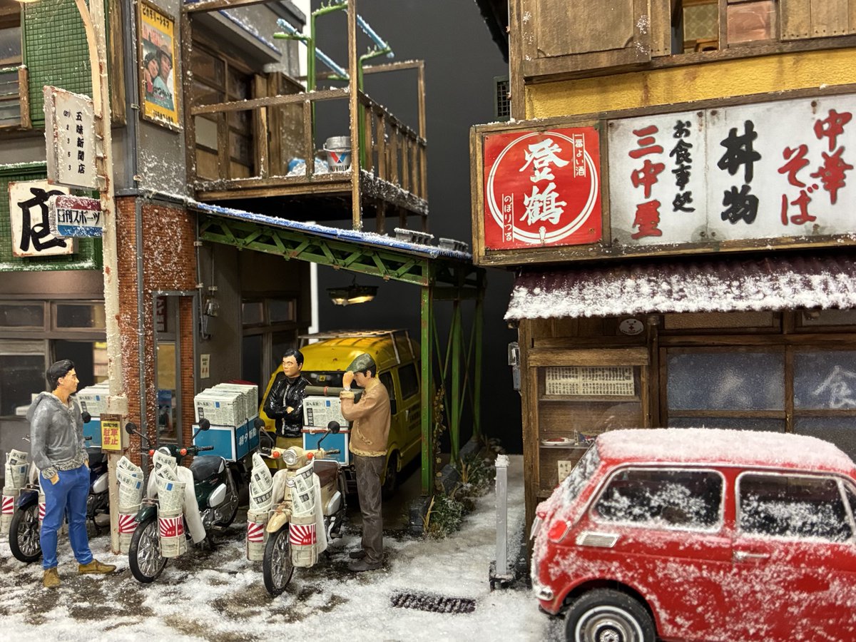 hamamatsudioram's tweet photo. 第15回グランドマスター『雪の朝』 by大嶋了（osato）（山梨県）
雪の朝これから働き出すものと、降雪も知らずに徹夜してたものをジオラマの中で1つ情景に収めてみました。新聞店のバイクは昭和30年代の配達使用のバイクに改造、1階は新聞店2階は住込み従業員の部屋 #浜松ジオラマグランプリ https://t.co/386cJOV0P6