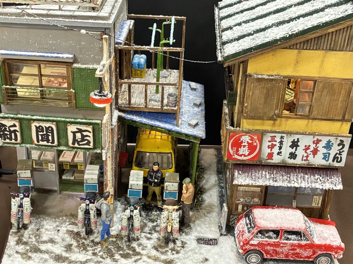 hamamatsudioram's tweet photo. 第15回グランドマスター『雪の朝』 by大嶋了（osato）（山梨県）
雪の朝これから働き出すものと、降雪も知らずに徹夜してたものをジオラマの中で1つ情景に収めてみました。新聞店のバイクは昭和30年代の配達使用のバイクに改造、1階は新聞店2階は住込み従業員の部屋 #浜松ジオラマグランプリ https://t.co/386cJOV0P6