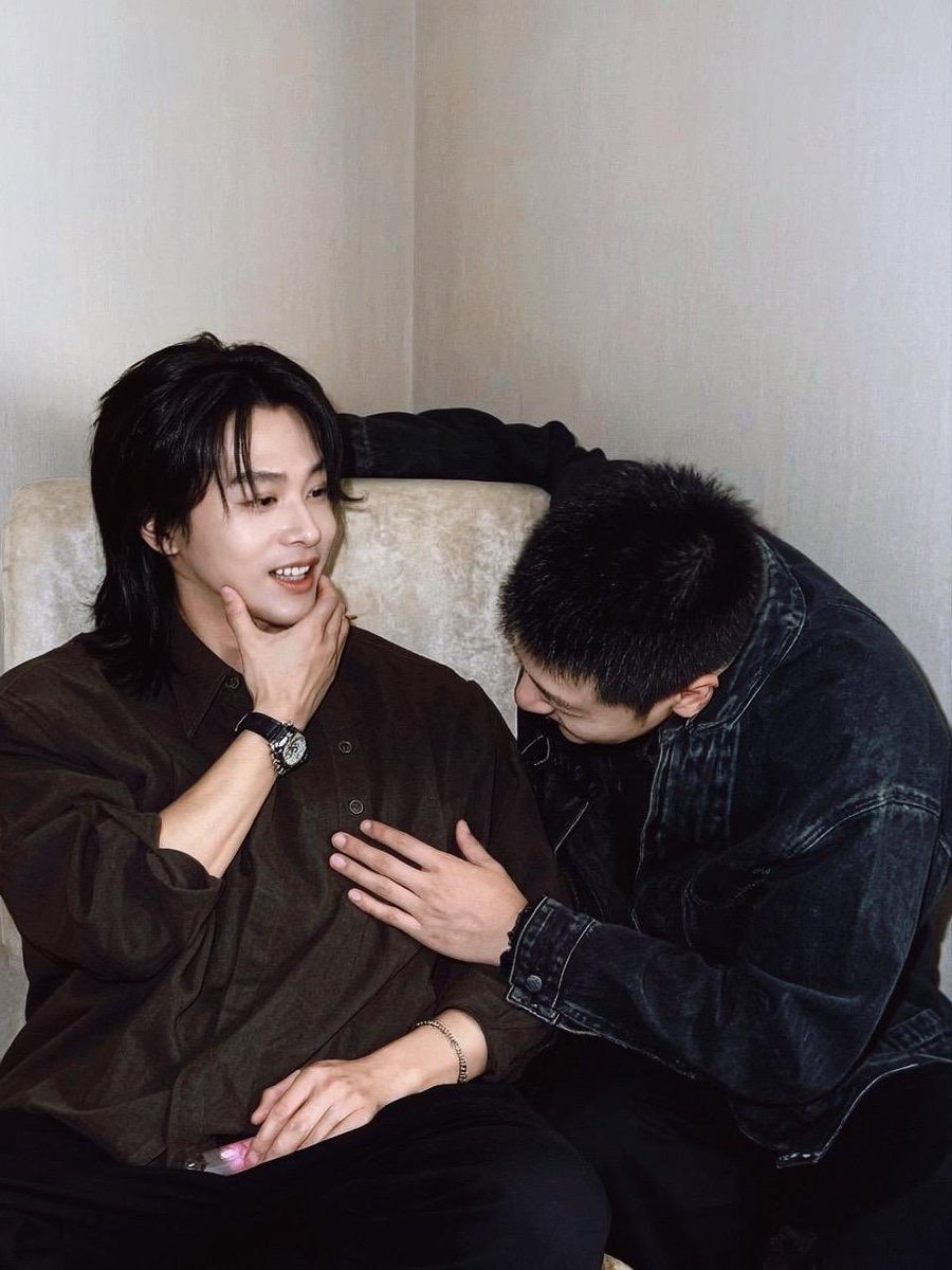 ZIGEUM_'s tweet photo. 스타일링 담당하신분이 올려주셨어

#LiuJingYu #刘竞屿 #XiongYiWen #熊艺文 #AWinterSunWakestheWindinSpringHillsDream https://t.co/cZRTW2uuOk