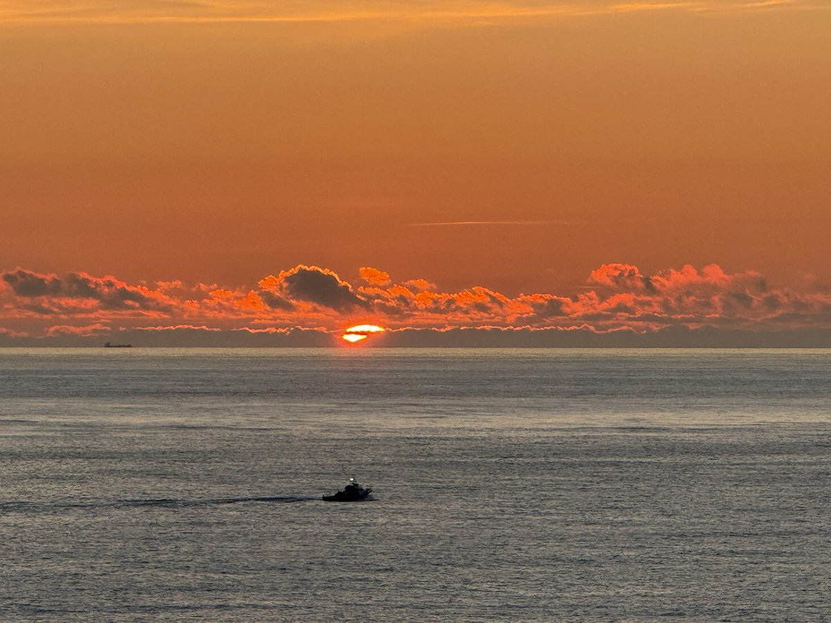 Tiger_Wrangler's tweet photo. @LordBriRobert1 Sunrise just off Hartlepool this morning. Hoping for guacamole 🥑 for lunch. https://t.co/uJoLkt0TQb