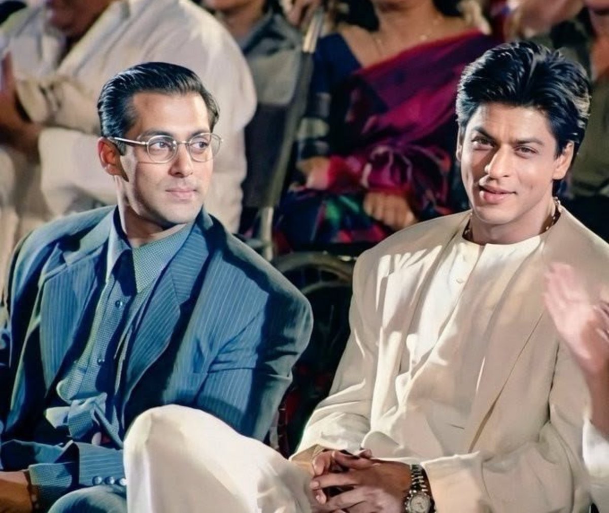 believer_0's tweet photo. SK looked handsome in initial years , after some time his looks changes completely coz if his hairline  receeding .

While SRK looks more attractive bcoz of perfect hairline and his face card is slightly better 

Both are good l👍👍
#SRK #SHAHRUKHKHAN #SALMANKHAN #KING https://t.co/tMEoClG04L