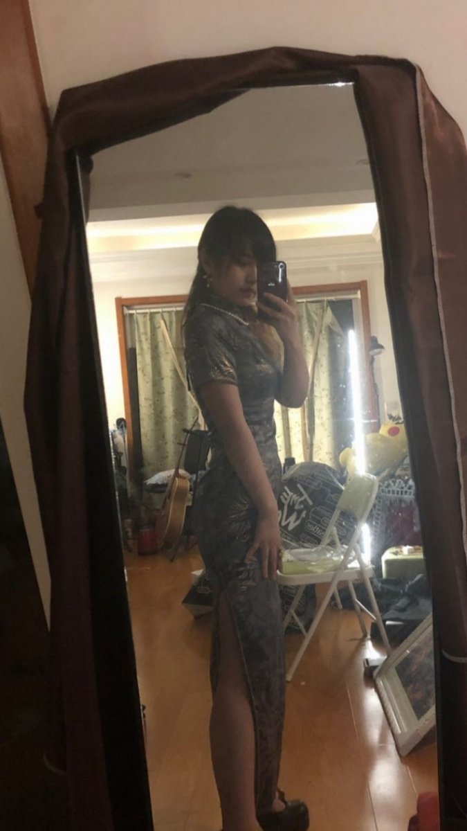 ruolanqi's tweet photo. The figure of a 35-year-old. What do you want to do to me? https://t.co/BVR27yxFQd