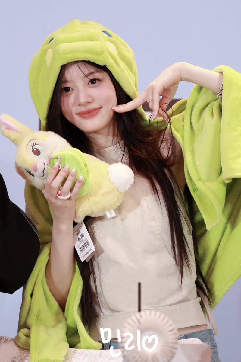 rollili_0806's tweet photo. 🐰🍀 #아일릿 #민주 #ILLIT #MINJU https://t.co/32aIV1Ltjt