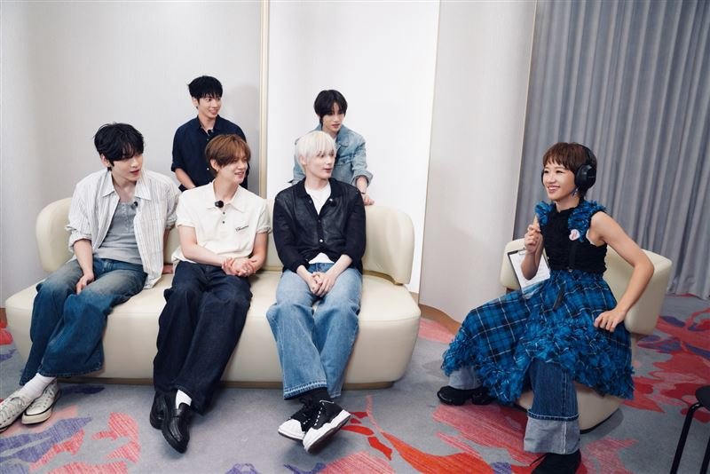 TXTintl_twt's tweet photo. Lulu Huang Lu Zi Yin (LULU黃路梓茵) conducted an up-close interview with #TXT. This exclusive interview will premiere on YouTube on August 25th at 6:00 PM (local time)

https://t.co/JQCBLo8ps8

#TOMORROW_X_TOGETHER https://t.co/q0Aq84uzrP