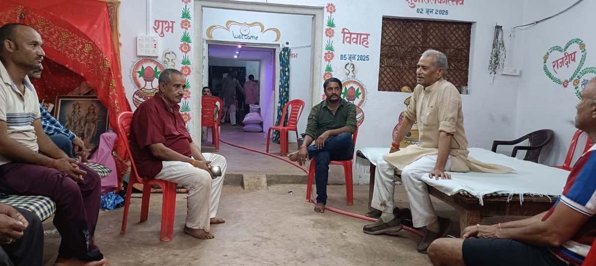 GaharwarSS's tweet photo. ग्राम पंचायत प्रतापपुर में श्री राम गौतम जी के निवास पर आयोजित श्री रामचरितमानस बैठकी मे सम्मिलित होकर प्रभु श्रीराम का आशीर्वाद प्राप्त किया।

इस अवसर पर श्रद्धालुजनों के साथ रामचरितमानस के पावन प्रसंगों का श्रवण कर आध्यात्मिक एवं भक्तिमय वातावरण में सहभागी बनने का सौभाग्य मिला। https://t.co/IPyjyBlOzt