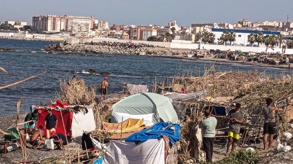 santegidionews's tweet photo. Ceuta: dopo l'esodo di massa di luglio, migliaia di migranti vivono ancora abbandonati nelle strade. La città ha un'antica tradizione di accoglienza, ma è sola di fronte a questo dramma. Una missione di Sant'Egidio per portare solidarietà e ascolto https://t.co/mdaWvcsx49 https://t.co/Rysnh4AvoT