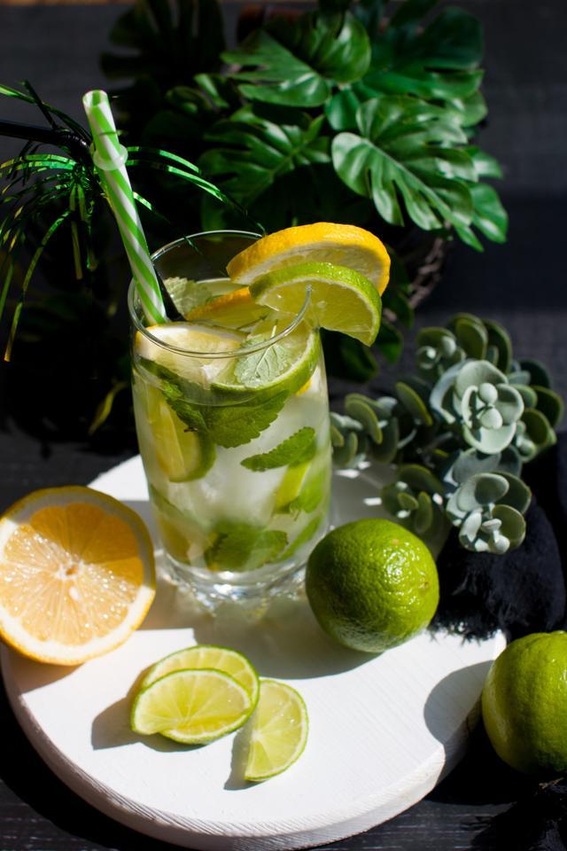 LondonMerrclbr's tweet photo. Prepara un limonado fresco en 5 minutos: mezcla agua, jugo de limón recién exprimido, un poco de azúcar y hielo. Ideal para el calor del día! https://t.co/PoSFwiQLnm