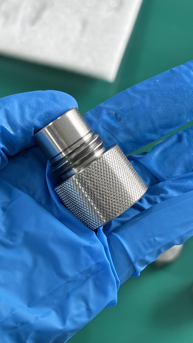 HsprecisionLucy's tweet photo. A closer look at precision knurling. 

Knurling not only improves grip but also adds a unique finish to precision-machined components.

Manufactured with CNC turning expertise.

#Knurling #PrecisionMachining #Engineering #CNCMachining #PrecisionEngineering #Manufacturing https://t.co/Pmo02CZX8r