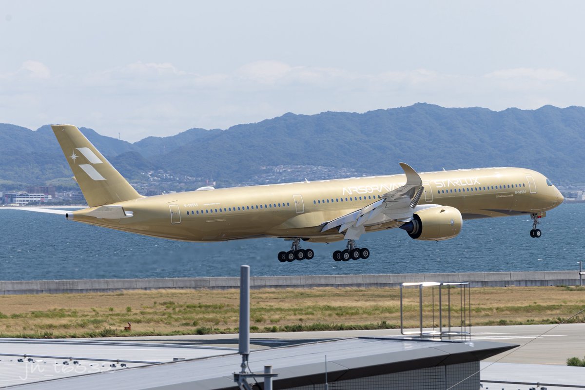 junpeko_ITM's tweet photo. STARLUX  ｜JX822
A350-1041 B-58554 
Airsorayama Gold Livery

RJBB  2026/8/24 https://t.co/wBL8zoBngx