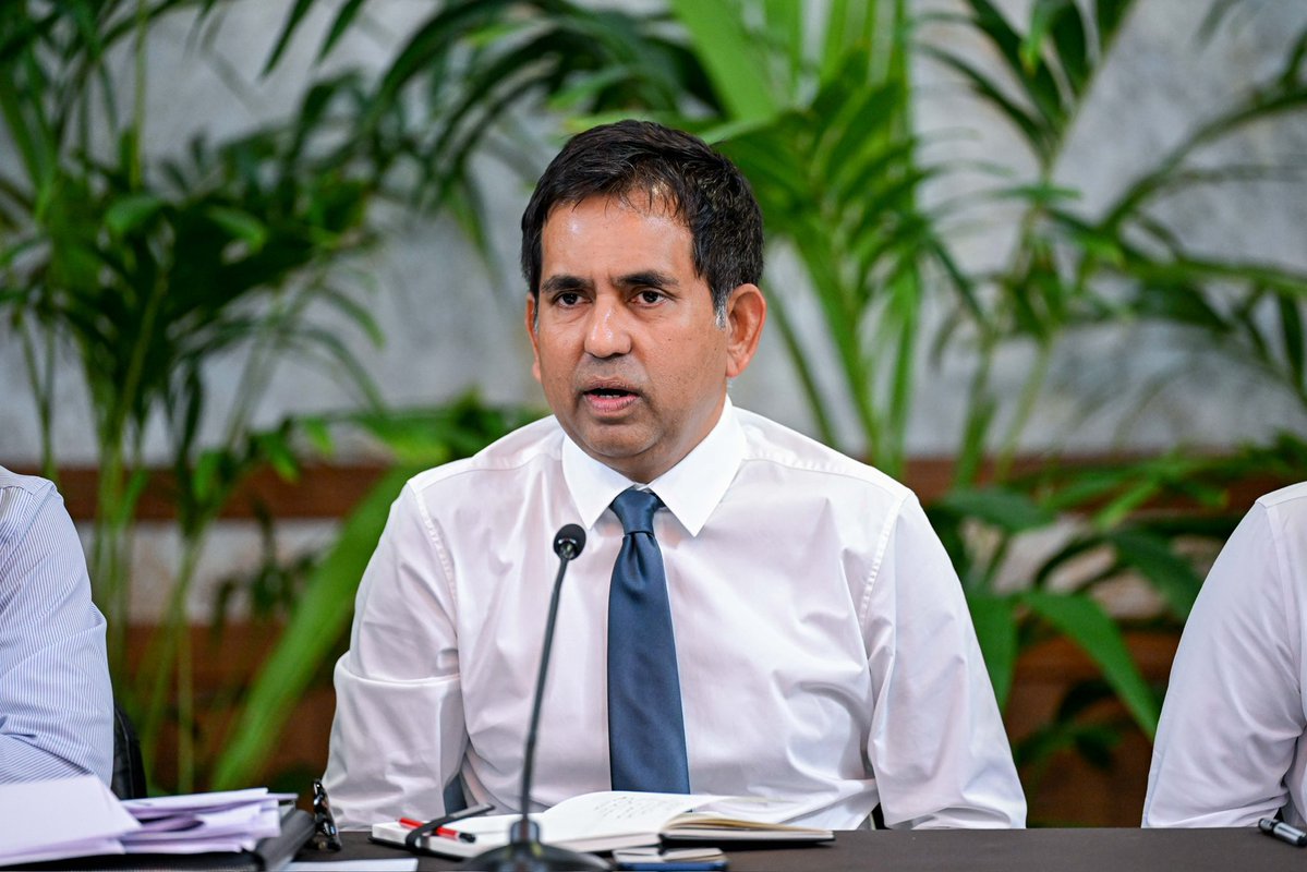 presidencymv's tweet photo. Cabinet members and the Governor of the Maldives Monetary Authority (MMA) hold a press conference at the President's Office, providing updates on key Government priorities and ongoing initiatives.

In attendance were Minister of Economic Development, Transport and Trade Mohamed Saeed; Minister of Finance and Public Enterprises Hassan Zareer; Minister of Homeland Security, Labour and Technology Ali Ihusaan; and Governor of the MMA Ahmed Munawar.