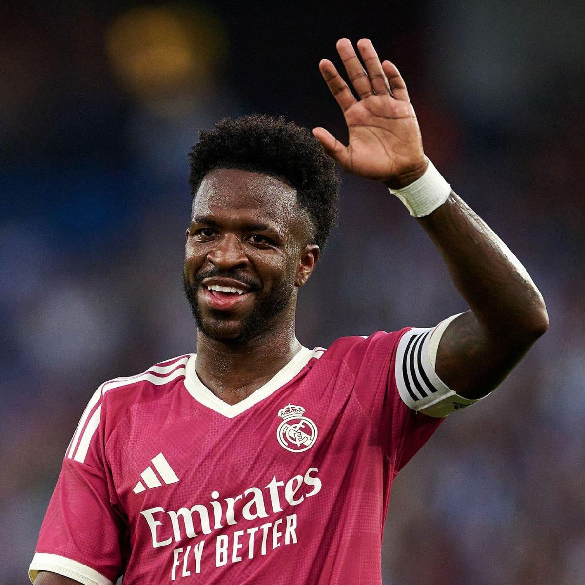 MadridXtra's tweet photo. 🚨 José Mourinho sees Vinicius Jr. a FUNDAMENTAL piece of his team.

Jose needs wingers who can take on defenders, and break games open.

Vini’s movement creates space for Mbappé, Bellingham and rest of the attack. @marca https://t.co/o5kHyLksZc