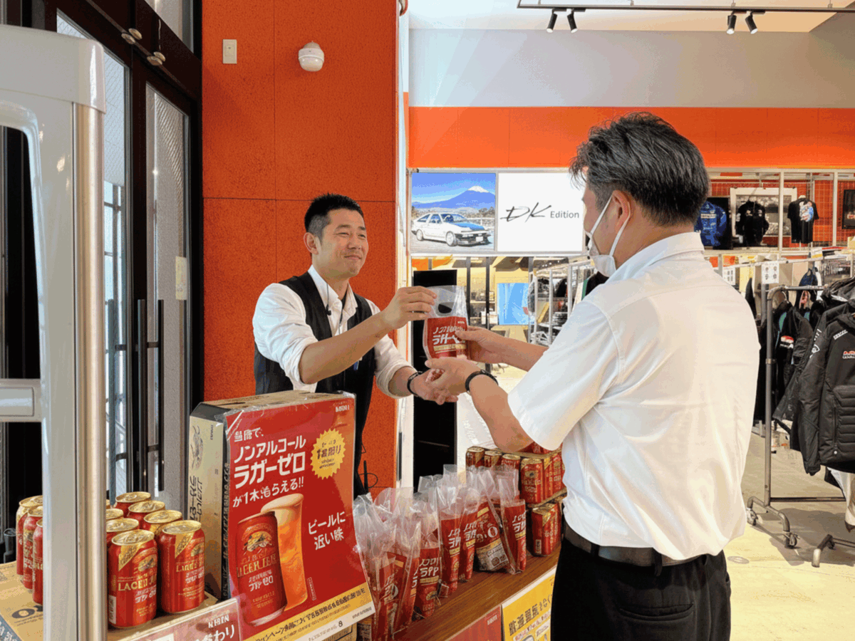 abdi_co_jp's tweet photo. ニュースリリース掲載 📢

オートバックス148店舗で飲酒運��撲滅を啓発
― キリンビール様と連携し、
ノンアルコール飲料 約30万本を配布 ―

ABDiは、キリンビール株式会社様とともに、
2026年8月1日（土）から8月31日（月）までの1か月間、
全国13都府県のオートバックス148店舗にて
飲酒運転撲滅の啓発キャンペーンを実施しました 💡

夏のお出かけシーズンにあわせ、来店されたお客様へ
「キリン本格醸造ノンアルコール ラガーゼロ」 約30万本をお配りし、
運転時における前向きな「飲まない選択」を呼びかけました🚗

またキャンペーン実施に先立ち、7月16日には
グループ社員・店舗スタッフ向けの勉強会も開催し、
お酒との適切な向き合い方や安全運転への意識向上を図りました 🔍

ABDiは今後も、全国の店舗接点を活かした
リテールメディア事業を通じて、生活者の皆様にとって
価値ある体験とコミュニケーションを創出してまいります 🚀

詳細はコメント欄のリンクより👉