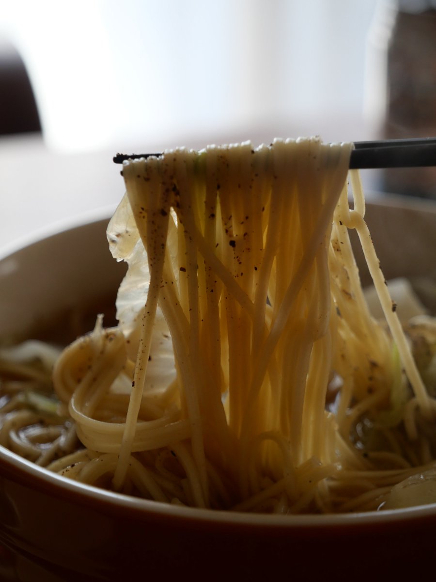 Tre_spice3's tweet photo. .
休日ごはん。

　「しょうが ラーメン🍜🥢」。

　マルタイ棒ラーメン。
　和風つゆ で。

　キャベツ🥬。
　　すりおろし しょうが🫚。
　黒胡椒🌀 たっぷり。

　汗 止まらず。
　　も スッキリ➰🤭。

　美味いわぁ～😋。

#宇都宮
#トレスパイス
#休日ごはん https://t.co/WdKp4220cF