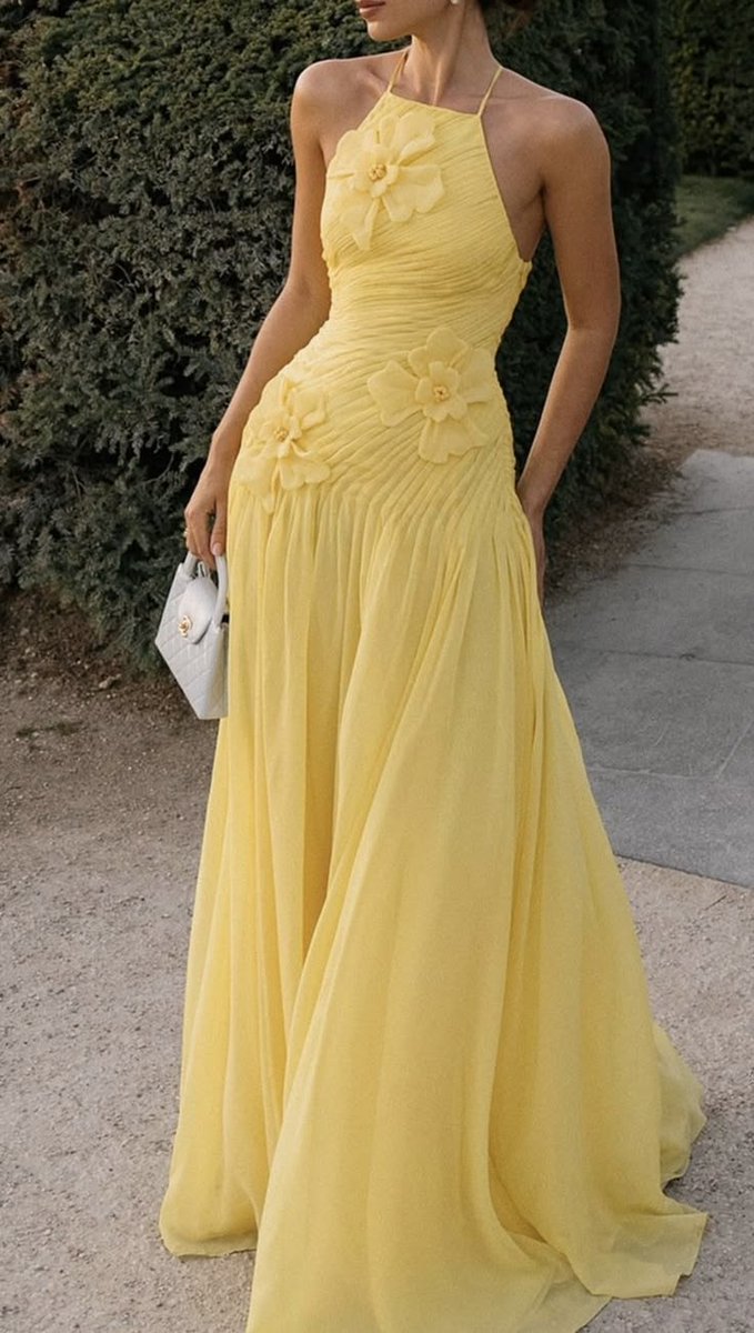 _softgirly's tweet photo. let the dress do the talking https://t.co/q1ri1Gs9DF