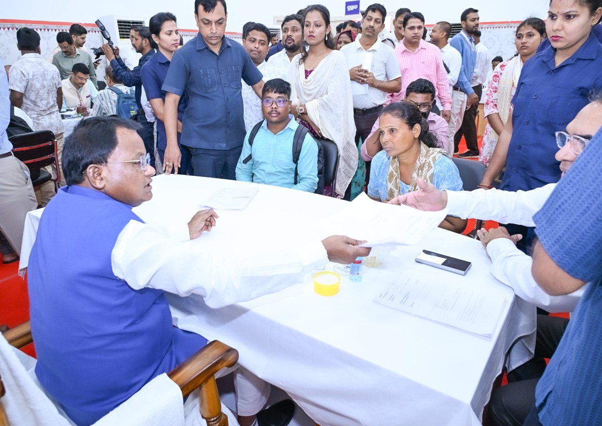 CMO_Odisha's tweet photo. ମାନ୍ୟବର ମୁଖ୍ୟମନ୍ତ୍ରୀ ଶ୍ରୀ ମୋହନ ଚରଣ ମାଝୀ ଆଜି 'ମୁଖ୍ୟମନ୍ତ୍ରୀଙ୍କ ଅଭିଯୋଗ ଶୁଣାଣି କାର୍ଯ୍ୟକ୍ରମ'ରେ ଜନସାଧାରଣଙ୍କ ସମସ୍ୟା ସିଧାସଳଖ ଶୁଣିବା ସହ ସମୟସୀମା ମଧ୍ୟରେ ତ୍ୱରିତ ଓ ନିର୍ଣ୍ଣାୟକ ସମାଧାନ ପାଇଁ ସମ୍ପୃକ୍ତ ବିଭାଗଗୁଡ଼ିକୁ ନିର୍ଦ୍ଦେଶ ଦେଇଛନ୍ତି।

ପ୍ରଶାସନକୁ ଅଧିକ ସ୍ୱଚ୍ଛ, ଉତ୍ତରଦାୟୀ ଓ ଜନକୈନ୍ଦ୍ରିକ କରି ସମାଜର ପ୍ରତ୍ୟେକ ନାଗରିକଙ୍କ ପାଖରେ ସରକାରୀ ସେବା ଓ ନ୍ୟାୟ ସୁନିଶ୍ଚିତ କରିବା ପାଇଁ ରାଜ୍ୟ ସରକାର ସଂକଳ୍ପବଦ୍ଧ।