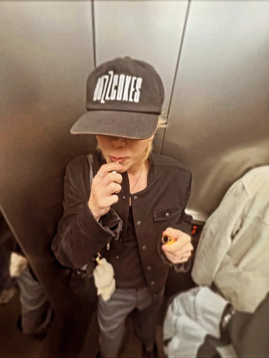 TaeminPlayMe's tweet photo. I can see you through the elevator's security camera 😜 I recognize that pout from a mile away haha 

#태민 #TAEMIN #テミン #泰民 https://t.co/eYja01tYE5