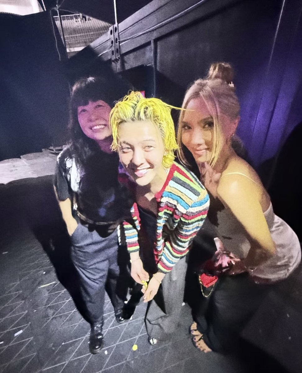 WhiteTamar1's tweet photo. Kim, Team Chanel from Paris also came to xx cosmos Goyang🤗 &amp; with mini Han backstage. 
G squad 🤗
#GDRAGON #bigbang https://t.co/RKY7GLlbIk