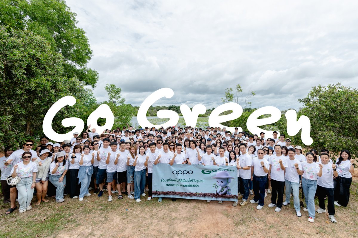 _24News_'s tweet photo. กลัฟ คณาวุฒิ ร่วมกับ OPPO สานต่อโครงการ “Go Green” เดินหน้าสร้างสังคมสีเขียว ร่วมปลูกต้นไม้เพื่ออนาคตที่ยั่งยืน

#MakeYourMoment #oppothailand #gulfkanawut

 OPPO แบรนด์เทคโนโลยีชั้นนำระดับโลก เดินหน้าสานต่อโครงการ Go Green ตอกย้ำพันธกิจด้านความยั่งยืนในระยะยาว ผ่านการสร้างโมเมนต์สีเขียวและการลงมือฟื้นฟูสิ่งแวดล้อมอย่างต่อเนื่อง โดยในปีนี้ OPPO ผนึกกำลังคณะผู้บริหารและพนักงาน พร้อมด้วย OPPO Family “กลัฟ-คณาวุฒิ ไตรพิพัฒนพงษ์” นักแสดงชื่อดัง ร่วมกิจกรรมปลูกต้นไม้ ณ สวนพฤกษศาสตร์ระยอง อำเภอแกลง จังหวัดระยอง เมื่อวันที่ 22 สิงหาคม 2569 ที่ผ่านมา เดินหน้าภารกิจสีเขียวด้วยการปลูกต้นไม้ เพื่อร่วมฟื้นฟูความสมบูรณ์ของระบบนิเวศ อนุรักษ์ทรัพยากรธรรมชาติ และส่งต่ออนาคตที่ยั่งยืนให้แก่คนรุ่นต่อไป สะท้อนแนวคิด Make Your Moment ที่ชวนให้ทุกช่วงเวลาสามารถกลายเป็นพลังแห่งการเปลี่ยนแปลงที่ดีต่อสังคม

ภายในกิจกรรม ผู้เข้าร่วมได้ร่วมกันปลูกต้นไม้ในพื้นที่สวนพฤกษศาสตร์ระยอง พร้อมเพาะกล้าต้นไม้ลงถุงอนุบาล เพื่อส่งมอบให้กับชุมชนนำไปปลูกและดูแลต่อในพื้นที่ของตนเอง ช่วยขยายพื้นที่สีเขียว สร้างการมีส่วนร่วมในการอนุรักษ์ทรัพยากรธรรมชาติ และส่งเสริมการฟื้นฟูระบบนิเวศอย่างยั่งยืน และในฐานะผู้ลงนามใน United Nations Global Compact (UNGC) OPPO มุ่งมั่นสนับสนุนการบรรลุเป้าหมายการพัฒนาที่ยั่งยืนขององค์การสหประชาชาติ (Sustainable Development Goals: SDGs) โดยบูรณาการหลักการด้านความยั่งยืนเข้าไว้ในทุกมิติของการดำเนินธุรกิจ ตั้งแต่การกำกับดูแลกิจการและการปฏิบัติตามกฎระเบียบ การอนุรักษ์สิ่งแวดล้อม การดูแลและพัฒนาพนักงาน การสร้างสรรค์นวัตกรรมอย่างมีคุณธรรม ไปจนถึงการสร้างระบบนิเวศแห่งความร่วมมือกับพันธมิตรและผู้มีส่วนได้ส่วนเสีย เพื่อร่วมขับเคลื่อนการเติบโตของธุรกิจควบคู่กับการสร้างคุณค่าต่อสังคมและโลกในระยะยาว

นอกจากนี้ OPPO ยังนำแนวคิดด้านความยั่งยืนมาบูรณาการตลอดวงจรชีวิตของผลิตภัณฑ์ ตั้งแต่การออกแบบ การผลิต การใช้งาน ไปจนถึงการจัดการหลังหมดอายุการใช้งาน พร้อมผลักดันหลักการบรรจุภัณฑ์เพื่อความยั่งยืน 3R+1D ซึ่งครอบคลุมการลดการใช้ทรัพยากร (Reduce) การนำวัสดุกลับมาใช้ใหม่ (Reuse) การใช้วัสดุรีไซเคิล (Recycle) และการเลือกใช้วัสดุที่สามารถย่อยสลายได้ เพื่อช่วยลดผลกระทบต่อสิ่งแวดล้อมอย่างเป็นรูปธรรม 

OPPO มุ่งมั่นดำเนินธุรกิจอย่างรับผิดชอบ ควบคู่กับการเติบโตไปพร้อมกับชุมชนอย่างยั่งยืน ผ่านการสร้างความตระหนักรู้ด้านสิ่งแวดล้อม การร่วมอนุรักษ์และสืบสานมรดกทางวัฒนธรรม ตลอดจนการให้คุณค่าและเคารพขนบธรรมเนียม ประเพณี และวิถีชีวิตอันเป็นเอกลักษณ์ของผู้คนในแต่ละพื้นที่ เพื่อร่วมสร้างอนาคตที่ดีและส่งต่อคุณค่าอันงดงามจากรุ่นสู่รุ่น

ติดตามรายละเอียดเพิ่มเติมได้ที่ : https://t.co/mRk5bXDjAI