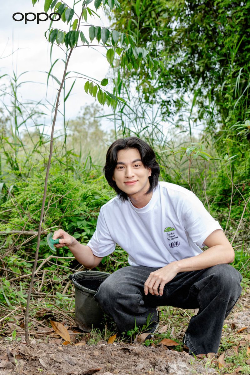 _24News_'s tweet photo. กลัฟ คณาวุฒิ ร่วมกับ OPPO สานต่อโครงการ “Go Green” เดินหน้าสร้างสังคมสีเขียว ร่วมปลูกต้นไม้เพื่ออนาคตที่ยั่งยืน

#MakeYourMoment #oppothailand #gulfkanawut

 OPPO แบรนด์เทคโนโลยีชั้นนำระดับโลก เดินหน้าสานต่อโครงการ Go Green ตอกย้ำพันธกิจด้านความยั่งยืนในระยะยาว ผ่านการสร้างโมเมนต์สีเขียวและการลงมือฟื้นฟูสิ่งแวดล้อมอย่างต่อเนื่อง โดยในปีนี้ OPPO ผนึกกำลังคณะผู้บริหารและพนักงาน พร้อมด้วย OPPO Family “กลัฟ-คณาวุฒิ ไตรพิพัฒนพงษ์” นักแสดงชื่อดัง ร่วมกิจกรรมปลูกต้นไม้ ณ สวนพฤกษศาสตร์ระยอง อำเภอแกลง จังหวัดระยอง เมื่อวันที่ 22 สิงหาคม 2569 ที่ผ่านมา เดินหน้าภารกิจสีเขียวด้วยการปลูกต้นไม้ เพื่อร่วมฟื้นฟูความสมบูรณ์ของระบบนิเวศ อนุรักษ์ทรัพยากรธรรมชาติ และส่งต่ออนาคตที่ยั่งยืนให้แก่คนรุ่นต่อไป สะท้อนแนวคิด Make Your Moment ที่ชวนให้ทุกช่วงเวลาสามารถกลายเป็นพลังแห่งการเปลี่ยนแปลงที่ดีต่อสังคม

ภายในกิจกรรม ผู้เข้าร่วมได้ร่วมกันปลูกต้นไม้ในพื้นที่สวนพฤกษศาสตร์ระยอง พร้อมเพาะกล้าต้นไม้ลงถุงอนุบาล เพื่อส่งมอบให้กับชุมชนนำไปปลูกและดูแลต่อในพื้นที่ของตนเอง ช่วยขยายพื้นที่สีเขียว สร้างการมีส่วนร่วมในการอนุรักษ์ทรัพยากรธรรมชาติ และส่งเสริมการฟื้นฟูระบบนิเวศอย่างยั่งยืน และในฐานะผู้ลงนามใน United Nations Global Compact (UNGC) OPPO มุ่งมั่นสนับสนุนการบรรลุเป้าหมายการพัฒนาที่ยั่งยืนขององค์การสหประชาชาติ (Sustainable Development Goals: SDGs) โดยบูรณาการหลักการด้านความยั่งยืนเข้าไว้ในทุกมิติของการดำเนินธุรกิจ ตั้งแต่การกำกับดูแลกิจการและการปฏิบัติตามกฎระเบียบ การอนุรักษ์สิ่งแวดล้อม การดูแลและพัฒนาพนักงาน การสร้างสรรค์นวัตกรรมอย่างมีคุณธรรม ไปจนถึงการสร้างระบบนิเวศแห่งความร่วมมือกับพันธมิตรและผู้มีส่วนได้ส่วนเสีย เพื่อร่วมขับเคลื่อนการเติบโตของธุรกิจควบคู่กับการสร้างคุณค่าต่อสังคมและโลกในระยะยาว

นอกจากนี้ OPPO ยังนำแนวคิดด้านความยั่งยืนมาบูรณาการตลอดวงจรชีวิตของผลิตภัณฑ์ ตั้งแต่การออกแบบ การผลิต การใช้งาน ไปจนถึงการจัดการหลังหมดอายุการใช้งาน พร้อมผลักดันหลักการบรรจุภัณฑ์เพื่อความยั่งยืน 3R+1D ซึ่งครอบคลุมการลดการใช้ทรัพยากร (Reduce) การนำวัสดุกลับมาใช้ใหม่ (Reuse) การใช้วัสดุรีไซเคิล (Recycle) และการเลือกใช้วัสดุที่สามารถย่อยสลายได้ เพื่อช่วยลดผลกระทบต่อสิ่งแวดล้อมอย่างเป็นรูปธรรม 

OPPO มุ่งมั่นดำเนินธุรกิจอย่างรับผิดชอบ ควบคู่กับการเติบโตไปพร้อมกับชุมชนอย่างยั่งยืน ผ่านการสร้างความตระหนักรู้ด้านสิ่งแวดล้อม การร่วมอนุรักษ์และสืบสานมรดกทางวัฒนธรรม ตลอดจนการให้คุณค่าและเคารพขนบธรรมเนียม ประเพณี และวิถีชีวิตอันเป็นเอกลักษณ์ของผู้คนในแต่ละพื้นที่ เพื่อร่วมสร้างอนาคตที่ดีและส่งต่อคุณค่าอันงดงามจากรุ่นสู่รุ่น

ติดตามรายละเอียดเพิ่มเติมได้ที่ : https://t.co/mRk5bXDjAI
