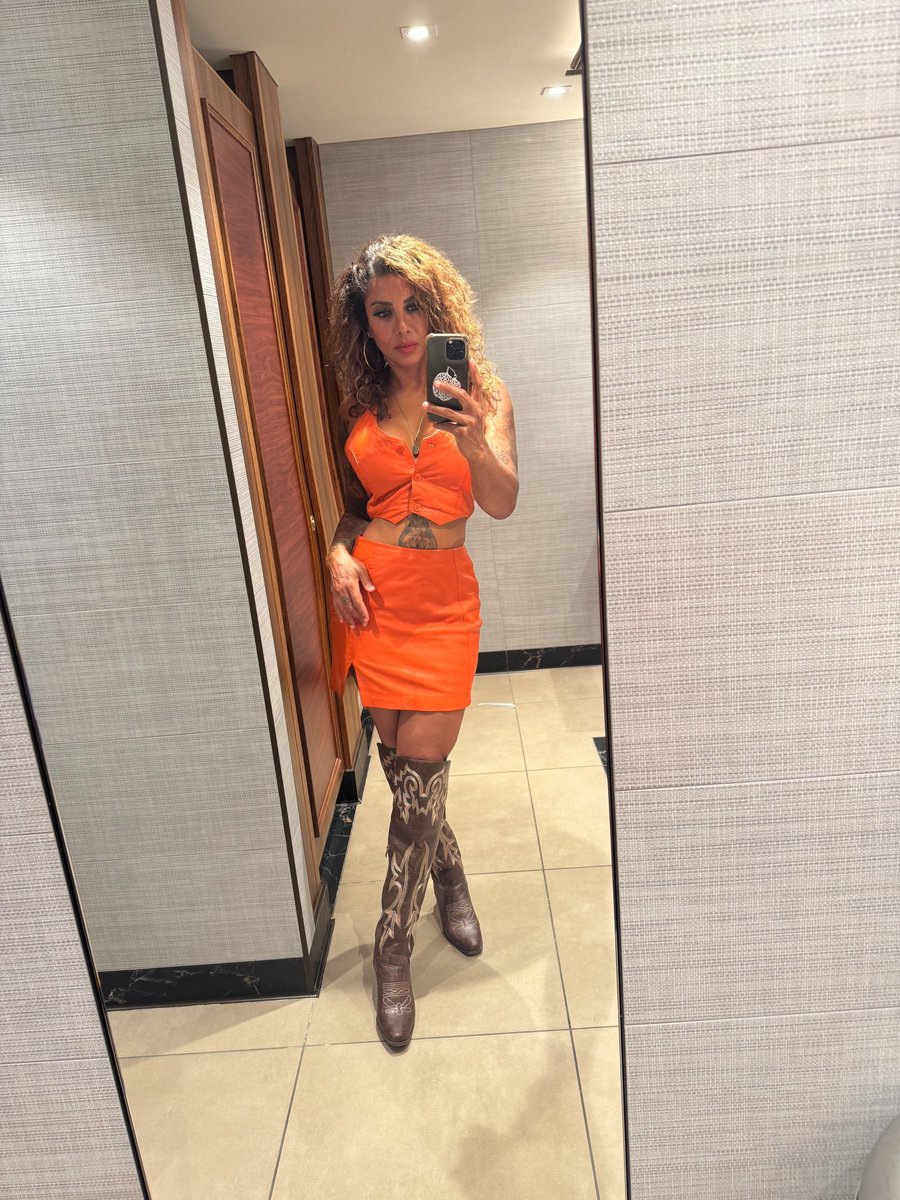 MMilka35489's tweet photo. Orange leather &amp; mirrors on the ceiling 💋 https://t.co/3ee7LOSOPZ