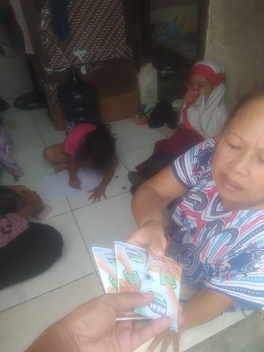 imasputra12's tweet photo. Alhamdulillah Senin 
Hari ini membagikan es mambo dan realgood becak dan jalan Surabaya
Terima kasih buat kakak-kakak yang sudah membeli lewat online🙏🏼
Semoga Allah membalas semua kebaikan kakak semua.. Aamiin 🤲🏼

#rezeki #bisu #tuli #ibu #bagikan https://t.co/FzN2I0pEmd