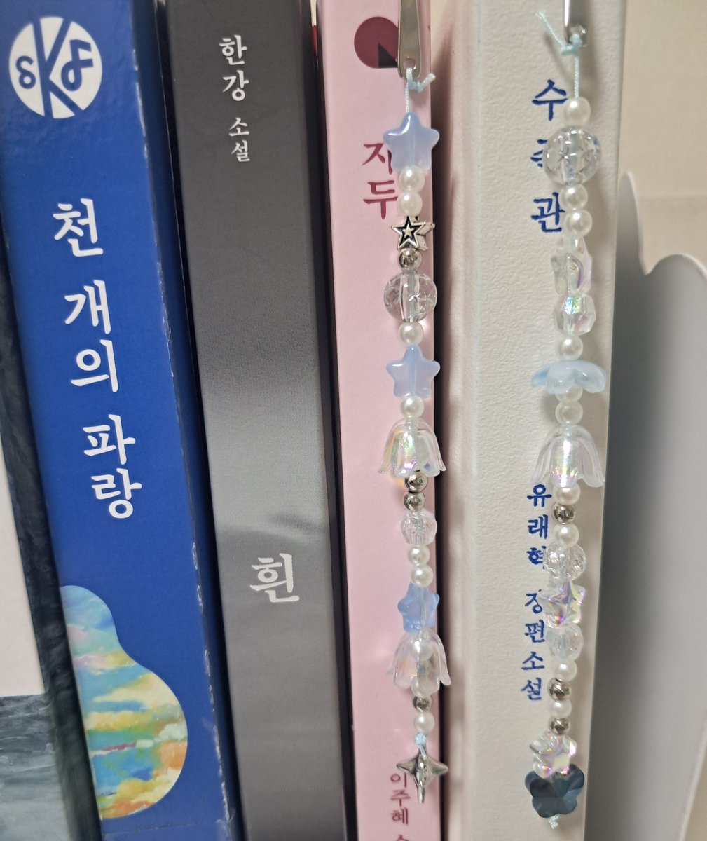 xaieup's tweet photo. #독서계_트친소 #글계_트친소 #일상계_트친소

글도 쓰고 책도 읽어요~
바쁜 고등학생이라 여기저기 치여 살지만
그래도 책 엄청 조아해요 https://t.co/Plx20mdUCv