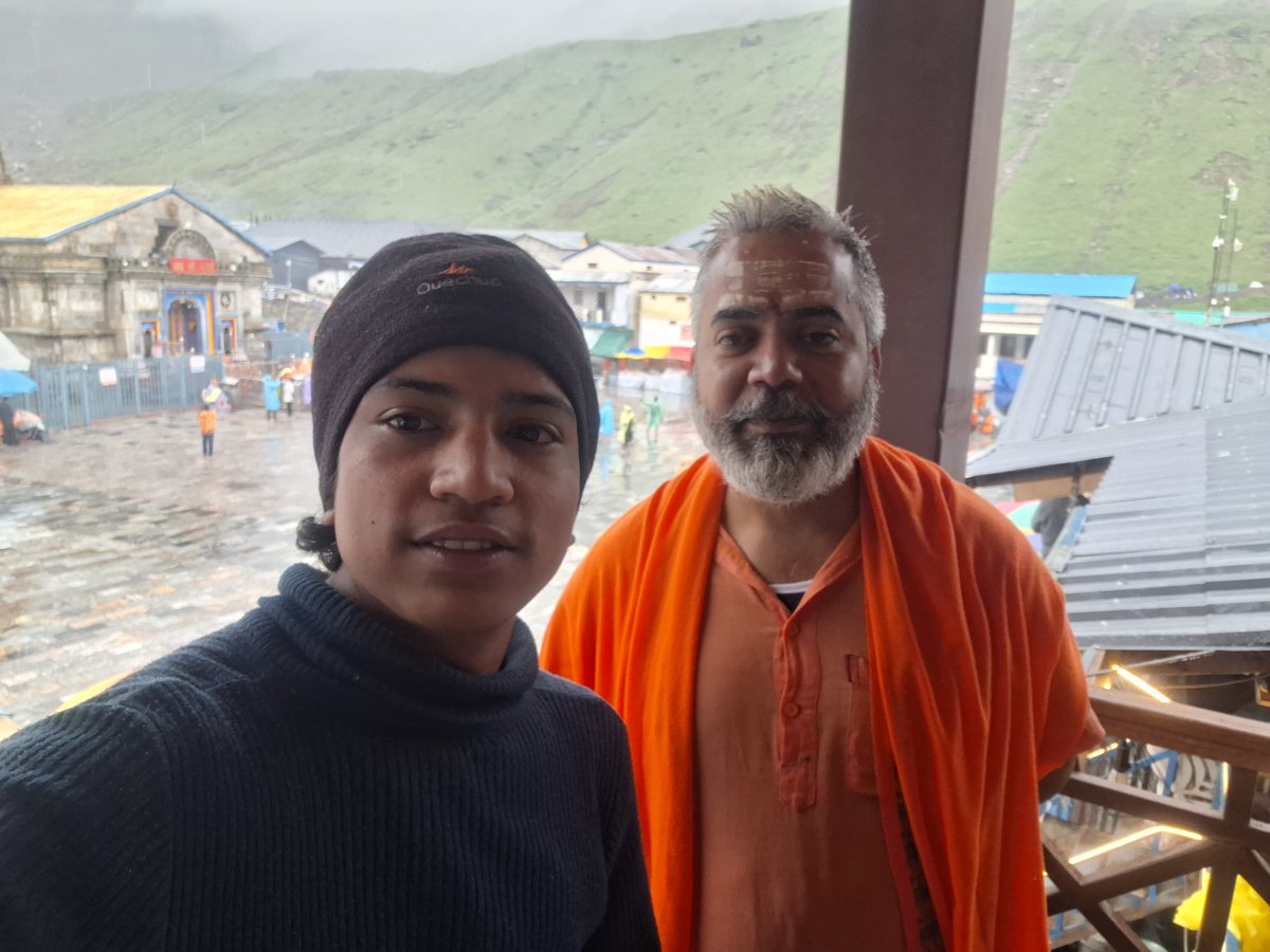 shaileshkpandey's tweet photo. #Kedarnath #Shravan2026 #HarHarMahadev #Xvalogue #Tweevalogue
24 अगस्त 2026, सोमवार
श्रावण का चतुर्थ सोमवार, शुक्ल पक्ष द्वादशी।
कुछ लोग तीर्थ करने आते हैं और लौट जाते हैं; कुछ रुक जाते हैं, और रुकते-रुकते तीर्थ ही उनका घर बन जाता है।
इस धाम में बीते इन दिनों ने मुझे बदल दिया है। वर्षों पूर्व जब पहली बार यहाँ क़दम रखे थे, तब मैं एक यात्री था- मार्ग पूछता, चेहरों में अपरिचय ढूँढता, हर सीढ़ी पर साँस सँभालता। और आज? आज न कोई मार्ग पूछना पड़ता है, न कोई चेहरा अनजाना लगता है। बाबा ने कब यात्री से अपना बना लिया, पता ही नहीं चला।
आज भोर में बाबा केदार के दर्शन से पहले बाबा मुकुंद भैरव के दर्शन प्राप्त हुए। जहाँ केदारनाथ साक्षात् करुणा हैं, वहीं क्षेत्रपाल भैरव इस भूमि के प्रहरी - जिनकी अनुमति के बिना न कोई इस धाम में ठहरता है, न टिकता है। यहाँ बीते ये दिन बाबा भैरव की ही कृपा का प्रमाण हैं। उनके द्वार पर मस्तक झुकाकर यही अनुभव हुआ कि यह ठहराव मेरा चुना हुआ नहीं, उनका दिया हुआ वरदान है।
जीवन के सबसे सुंदर दिन यही रहे। न भविष्य की चिंता, न अतीत का बोझ - केवल वर्तमान, केवल 'हर हर महादेव'। यहाँ सूर्य भी शंख की ध्वनि से उगता है और रात्रि भी आरती की लौ में सोती है।
और इस अपरिचित भूमि को 'घर' बनाने में जिन हाथों का योगदान है, उनमें एक हैं @himamshukedar !!आज का यह क्षण, यह वीडियो, यह झलक - सब उन्हीं की दृष्टि से सँजोई गई है। हिमांशु और उनकी पूरी टीम हर दिन इस बात का जतन करते हैं कि मुझ जैसा कोई भी यहाँ आकर स्वयं को अतिथि नहीं, अपना अनुभव करे। वे केवल मार्ग नहीं दिखाते - वे 'घर' का पता देते हैं।
केदारनाथ ने सिखाया कि घर वह नहीं जहाँ हम जन्म लेते हैं; घर वह है जहाँ पहुँचकर आत्मा कहती है - बस, अब कहीं और नहीं जाना।
बाबा केदार और क्षेत्रपाल भैरव की कृपा-छाया आप सब पर बनी रहे।
हर हर महादेव! जय केदार! जय भैरवनाथ!
देश के भीतर तीर्थों तक पहुँचना आज पहले से कहीं सहज हुआ है, और अपनी धरोहर के इन धामों के दर्शन की प्रेरणा माननीय @narendramodi जी से मिलती है। उन्हें सादर नमन।