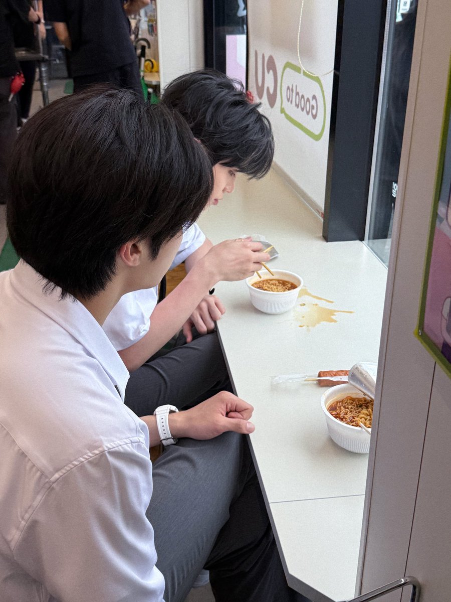MinL0714's tweet photo. 태래 라면국물 다 흘려 https://t.co/SjrbXpLwEN
