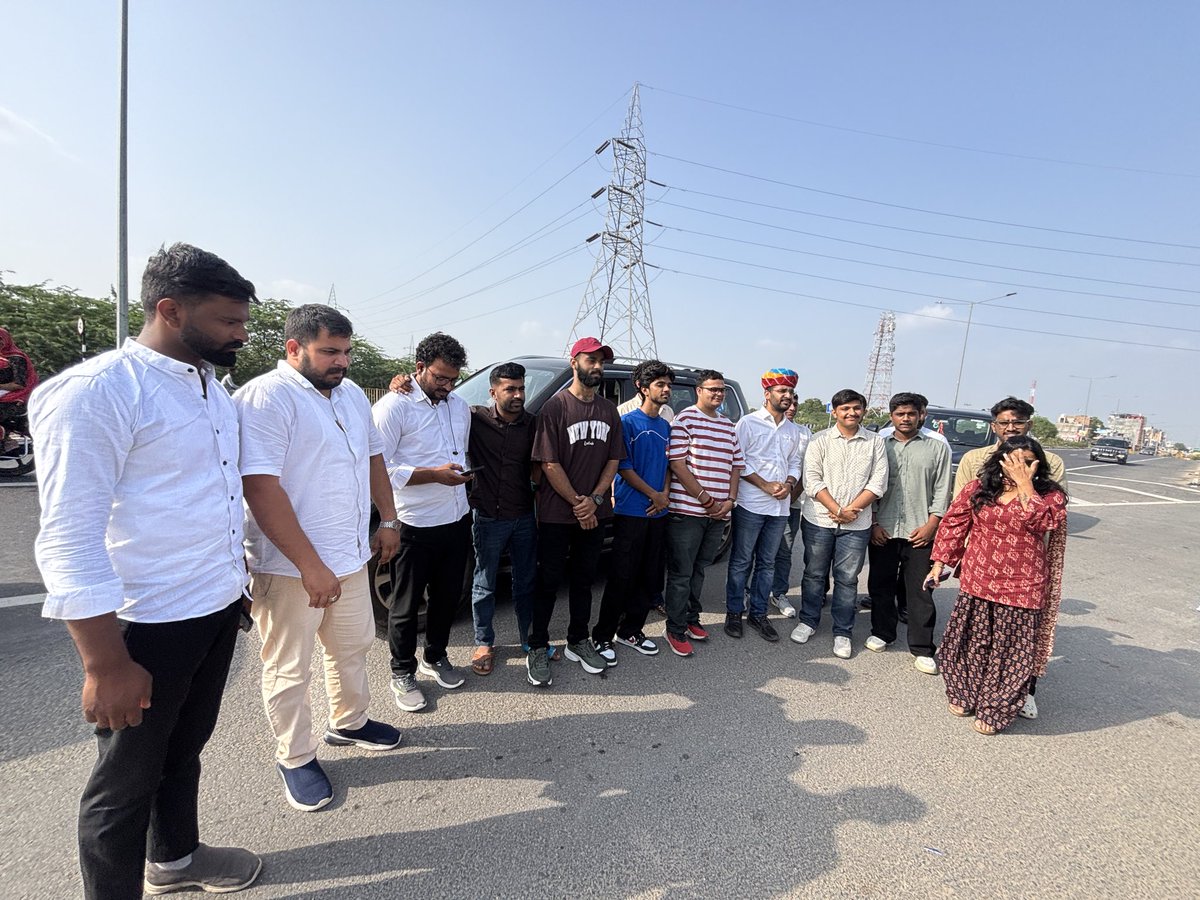 Cv_beniwal's tweet photo. 23 August, Jodhpur.

विरोध और हंगामे के बीच Jodhpur के युवाओं ने Ashutosh Ranka जी का जोरदार स्वागत कर साफ़ संदेश दिया - विचारों को दबाया नहीं जा सकता।

असहमति लोकतंत्र का अधिकार है, हिंसा नहीं।
हम CJP के साथ खड़े हैं। 🇮🇳 https://t.co/IpIGhOTrxI