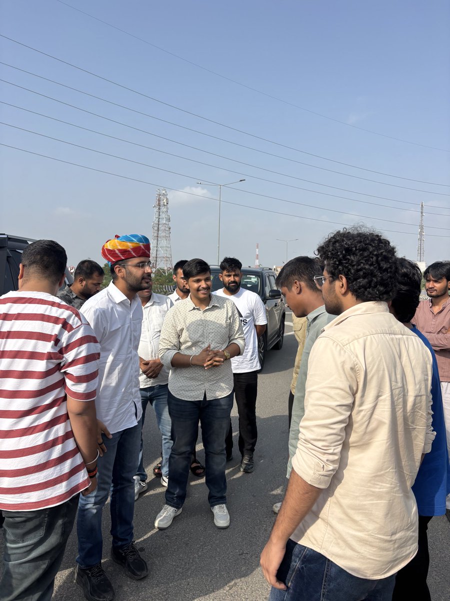 Cv_beniwal's tweet photo. 23 August, Jodhpur.

विरोध और हंगामे के बीच Jodhpur के युवाओं ने Ashutosh Ranka जी का जोरदार स्वागत कर साफ़ संदेश दिया - विचारों को दबाया नहीं जा सकता।

असहमति लोकतंत्र का अधिकार है, हिंसा नहीं।
हम CJP के साथ खड़े हैं। 🇮🇳 https://t.co/IpIGhOTrxI
