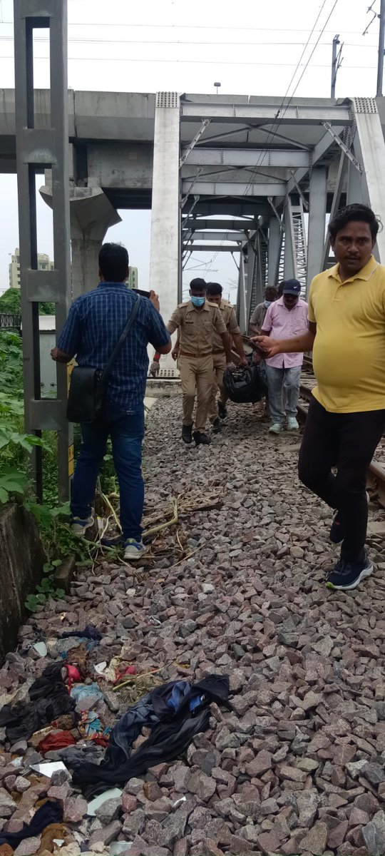 UrvashiSri90185's tweet photo. आज #ब्रेकिंग लखनऊ के ट्रांसपोर्ट नगर रेलवे स्टेशन के समीप ब्रिज के पास 2 व्यक्तियों के ट्रेन से कटने की दुखद सूचना है, शव की शिनाख्त की जा रही है
घटना स्थल- नीचे कानपुर रोड ऊपर मेट्रो लाइन बीच में रेलवे लाइन
#Asspasskahaal #Railwaystation 
#accident #todayupdate https://t.co/mkWyivNdzW