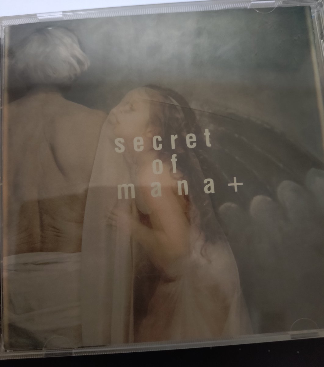 tevacrude's tweet photo. 購入当時、神秘（secret）と同時に背徳感（なんて言葉はもちろん知らんかった当時）めいた感情を持ったことを今も覚えてます
当時、楽曲に理解が追いつかないのに手放せない魔力があって、今の自分もその魔鳴（マナ）を失っていないですね… https://t.co/mLVvq6VnTk