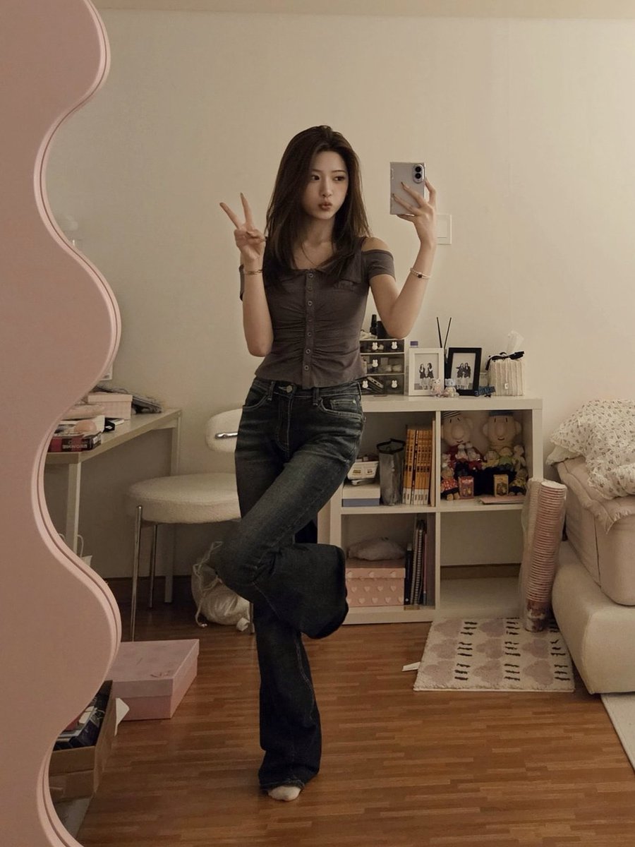 LIEMEQUE_INFO's tweet photo. 리센느(#RESCENE) 제나(#ZENA)님 260823 버블 착장 정보

Brand: 리메크 #LIEMEQUE #LIEMÉQUE
Item: 폴드 카라 버튼 오프숄더 티셔츠 차콜
Folded Collar Button Off-Shoulder T-Shirt CHARCOAL
🔗 https://t.co/xOs97YGzhj

#RESCENE #리센느 #REMINE #리마인 #ZENA #제나 #RESCENEZENA #리센느제나 #리센느버블 #Bubble #제나착장 #제나패션 #리센느착장 #리센느패션 #아이돌착장 #아이돌패션 #연예인착장 #셀럽착장 #KpopFashion #KpopStyle #KpopOutfit #OOTD #리메크

이미지 출처: 리센느 Bubble