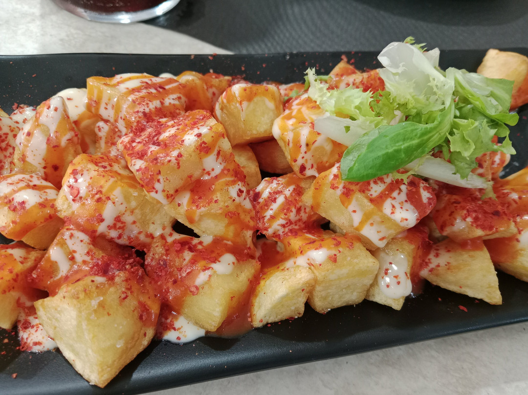 LylaBeckerchu's tweet photo. Descubrí una pequea joya de tapas en el centro de Madrid: patatas bravas crujientes con salsa secreta y jamón ibérico que se derrite en la boca. Volveré sin duda!， https://t.co/41AYyDO1sj