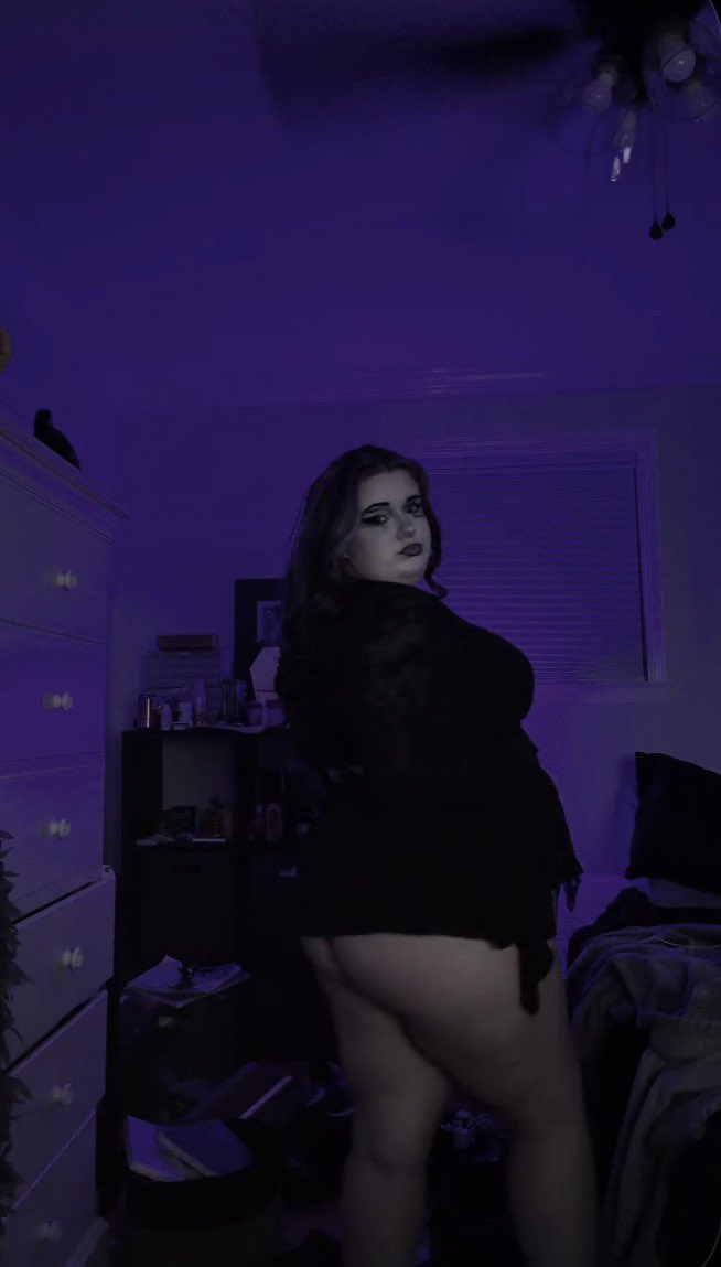 goth_succubus_'s tweet photo. goth girls do it best right? 🖤🖤

#gothgirl #goth #ass #baddie #nsfwtwtً #fansly #makeup #dmsopen #selling #fansly https://t.co/TBhIeixQRI