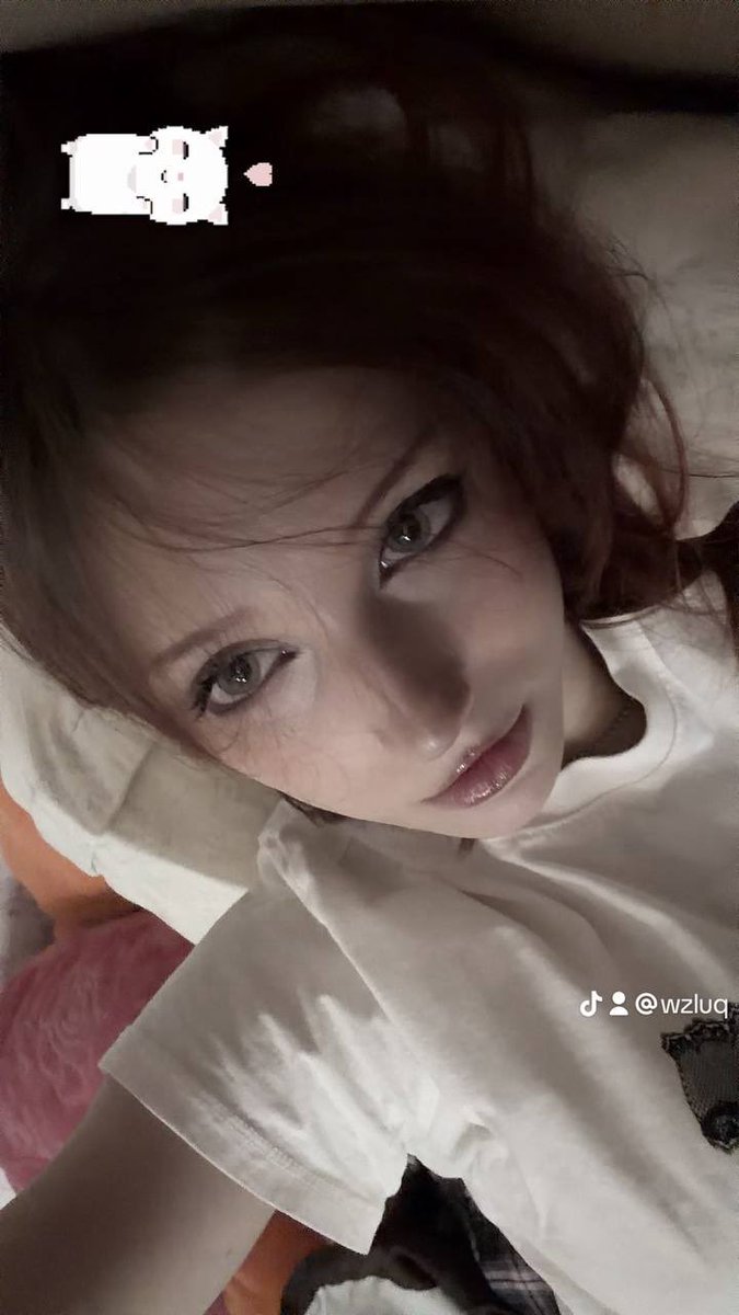 illu_lk's tweet photo. крашусь ради киношки с какими-то фриками (я даже не знаю во сколько мы идем) https://t.co/syH8HfFcIw