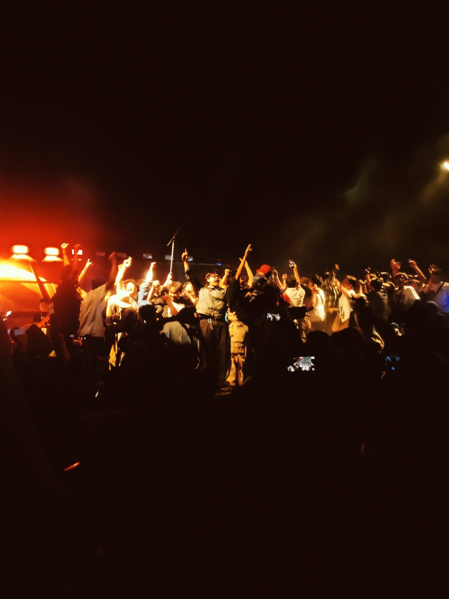 kaxtsr_'s tweet photo. sing tak goleki neng #cherrypop, SWELLOW LIVE! Jossjissz https://t.co/xVhm6zGUV1