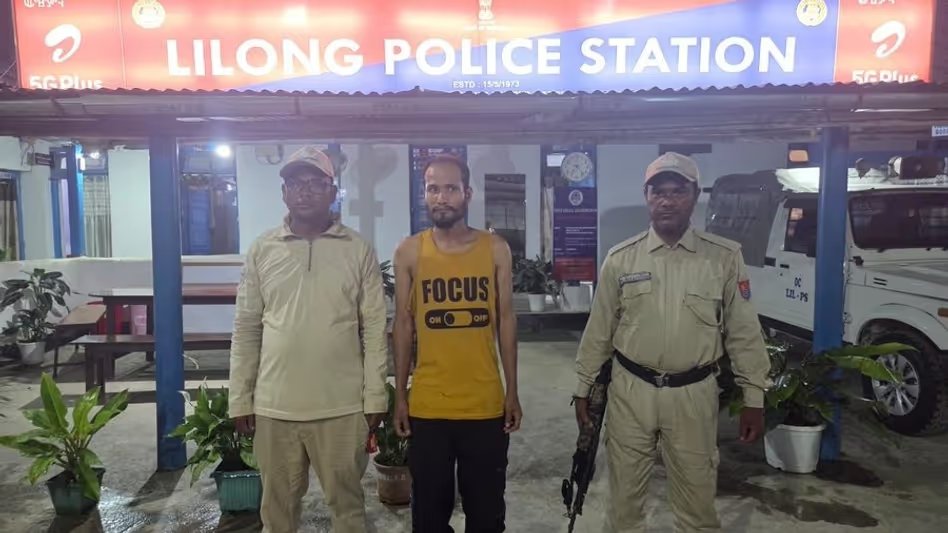 zolhing78949's tweet photo. Security forces arrest alleged KCP (PWG) cadre Buyamayum Ayub Khan (30) in Thoubal on 23 Aug during anti-extortion ops in Lilong.
Steady action for peace & normalcy in Manipur.
#NoToTerrorism
#PeaceBuilding
#PeaceInManipur
Read:
https://t.co/l9wXgwb08a https://t.co/hVxYOmRl39