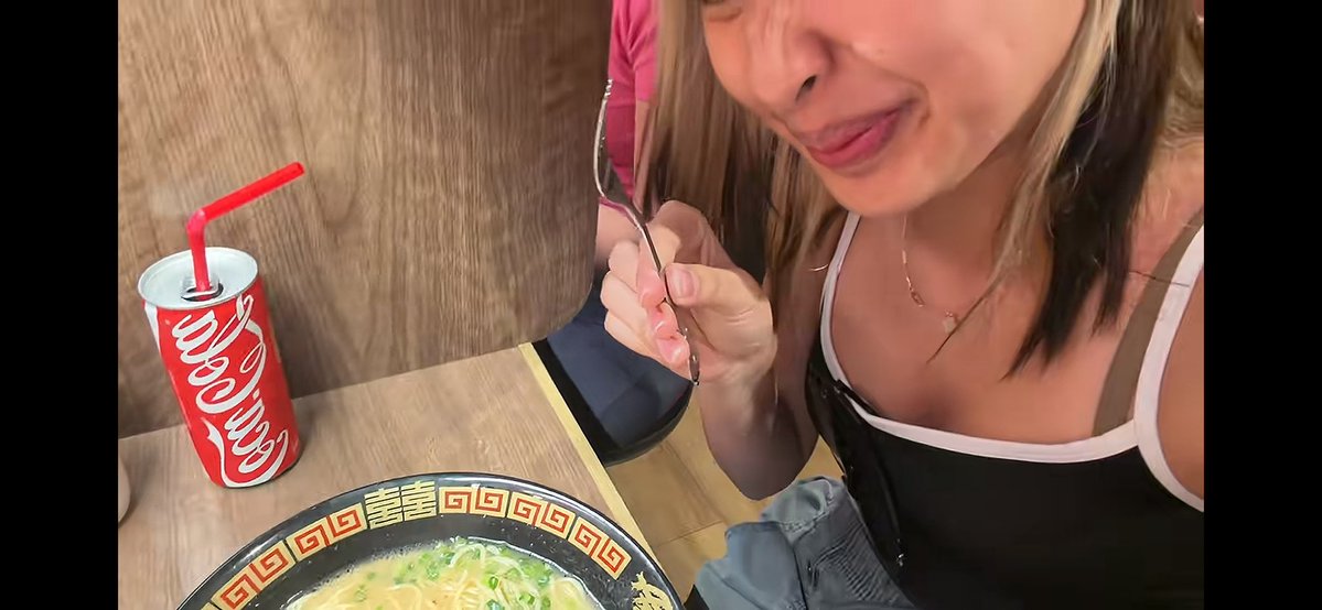 ifeColet's tweet photo. I love how Colet never feels the need to adjust—fork over chopsticks, she uses what she wants and what works for her 💚🥹 

#coletsomememories https://t.co/Z8SHrgPiOB