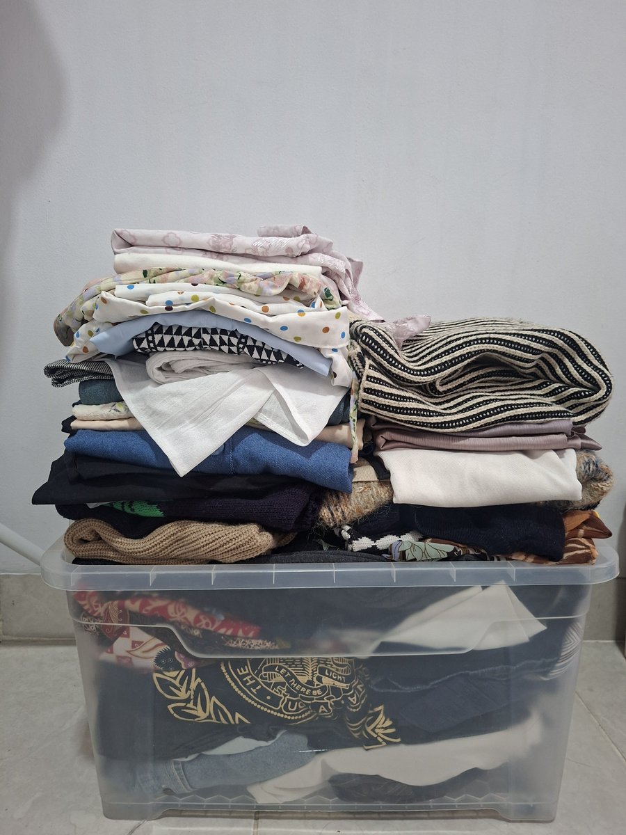 vladimiriku's tweet photo. WTS Preloved, pemakaian pribadi &amp; beberapa ada yg hasil hunting thrift tapi belum pernah aku pake. 

Bisa co ongkir 🍊

#zonauang #thrift #preloved #baju https://t.co/QxfrpybSNs