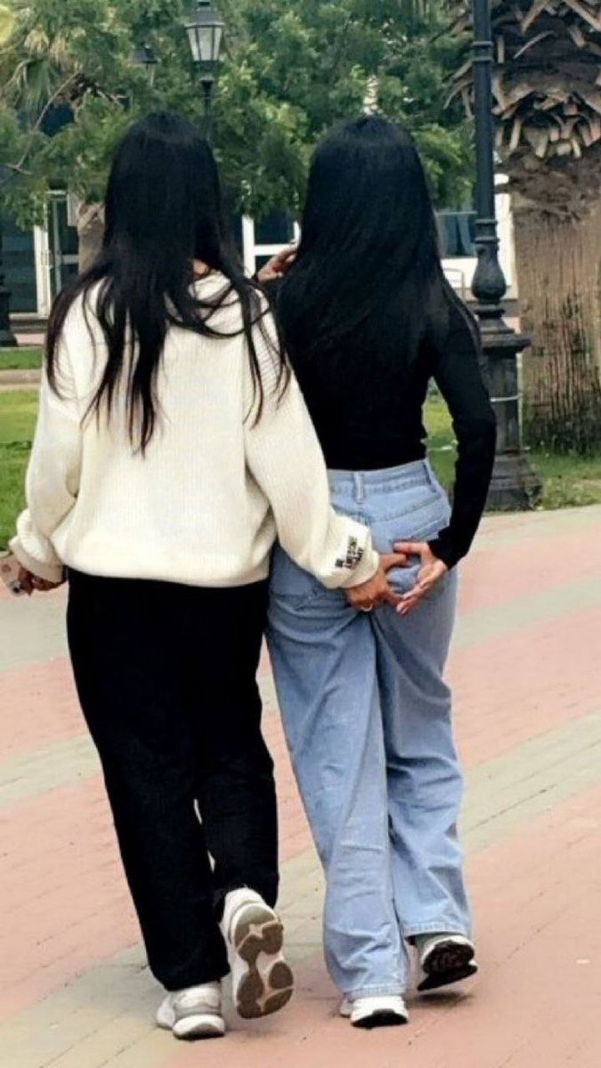 Jannahx3's tweet photo. اهدي يا بنت ما تفضحناش 🙆‍♀️🤫 https://t.co/CYQZuqUKIn