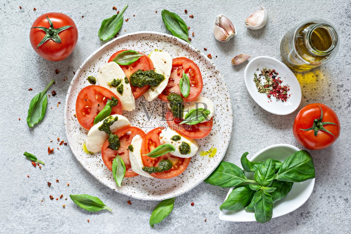 ariaakgknfyqq's tweet photo. Just grabbed fresh organic cherry tomatoes, basil, and mozzarella for a quick caprese salad tonight—so ready for that yummy, easy meal! https://t.co/GI9Ier1GuK