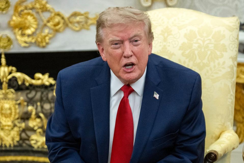 Forbes's tweet photo. Trump Defends AI Data Centers—Says Opposing Them Is A ‘Mistake’ And ‘Smart Ones’ Want Them
https://t.co/J9krLWsbrY https://t.co/5rUTpPlh1Q