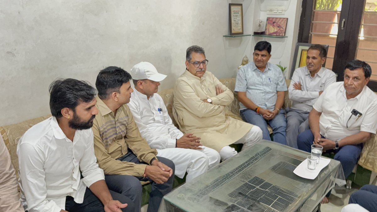 DrSatishPoonia's tweet photo. भाजपा नेता श्री लादूलाल तेली जी के पिताजी श्री मांगीलाल जी के निधन के उपरांत आज भीलवाड़ा पहुंच स्वर्गीय मांगीलाल जी को श्रद्धांजलि अर्पित की। https://t.co/Z7D51s6jJW