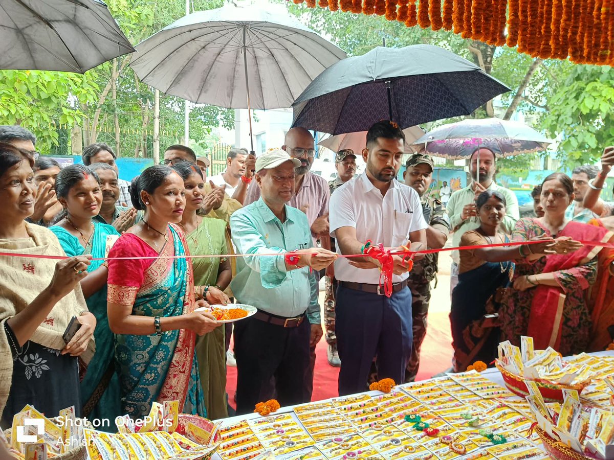 onlineJSLPS's tweet photo. In Palamu, a Rakhi Sale Counter featuring handcrafted Rakhis made by rural women of #Sakhi_Mandals was inaugurated near the DC Office Campus by the @DC_Palamu &amp; DDC. The counter celebrates their creativity, skills &amp; entrepreneurial spirit.

@MoRD_GoI @HemantSorenJMM @DipikaPS https://t.co/NLAJWdQNxy