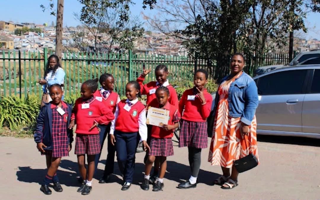 RunAlexAC's tweet photo. Learners from Alex primary schools shine bright at the Read Alex Spelling Bee🐝 📚 ✨ 

Words are a form expression and what a delightful experience it was to witness young bright sparks 🔥 from five primary schools in Alexandra take up the mic to become top spellers. The contestants confidently pronounced and spelt out words that we use in our daily lives and extraordinary words that make us seek definitions from the dictionary. 🤩 🤞🏿

#READALEX
